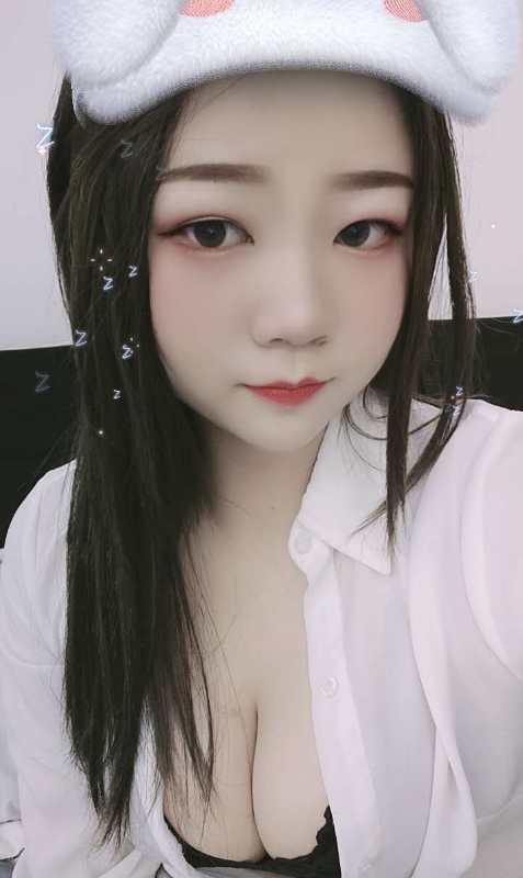 西高新mm年纪小胸特别大皮肤白